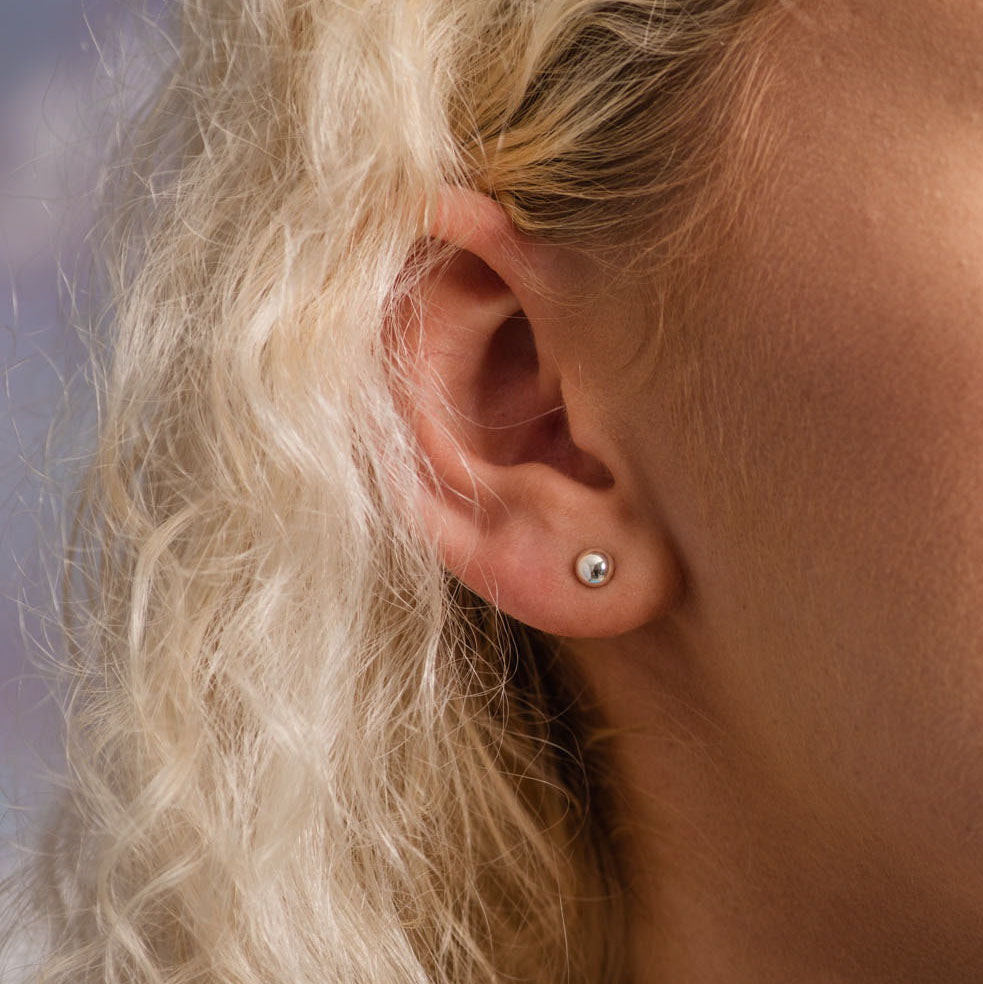 Kando Small Stud Earrings