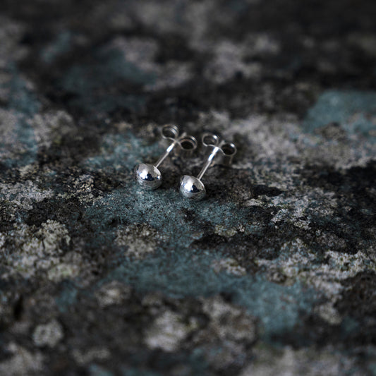 Kando Small Stud Earrings