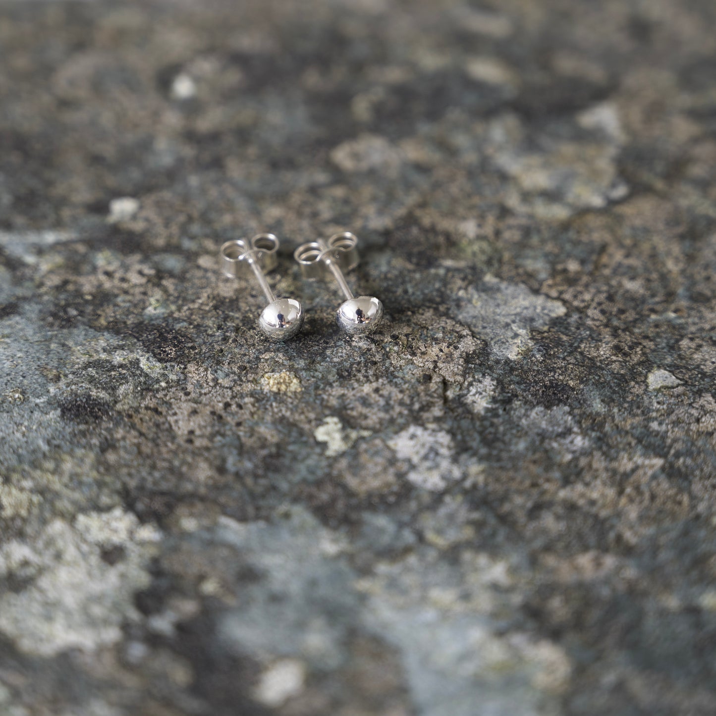 Kando Small Stud Earrings