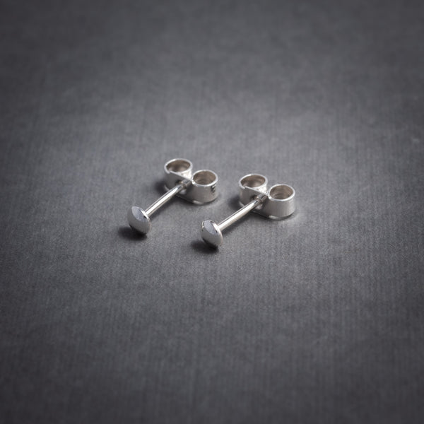 Kando tiny stud earrings